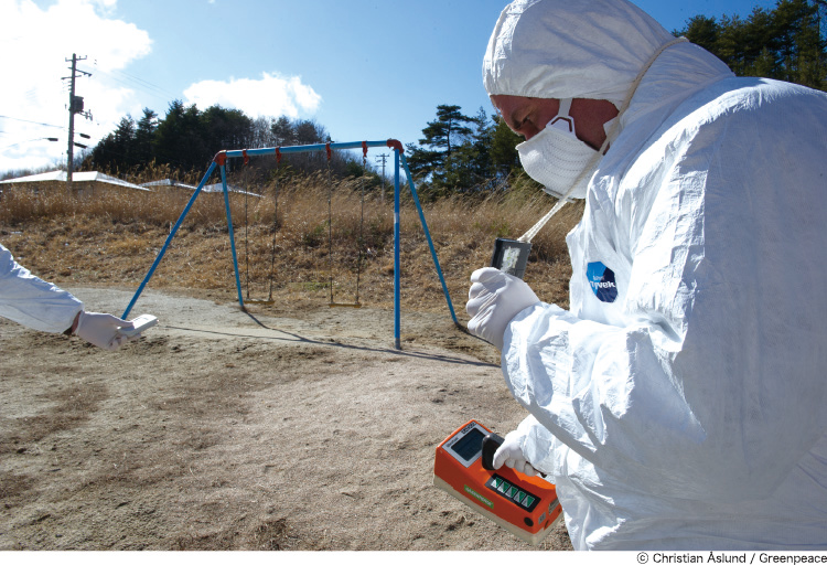 2011年3月、飯舘村での放射能調査。
