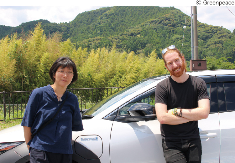 トヨタ自動車の株主総会に合わせ、愛知県豊田市の同社本社へ同社のEVを運転して移動するグリーンピースのスタッフ（2023年6月13日）